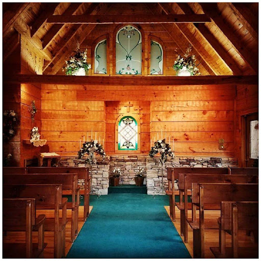 Chapel in the Glen, a wedding chapel in Gatlinburg, is the perfect venue for a Smoky Mountain wedding.